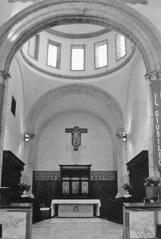 Il presbiterio oggi: l'altare ; l'abone e la cattedra episcopale sono sulla sinistra del presbiterio, separato con balaustra dalla navata maggiore. 