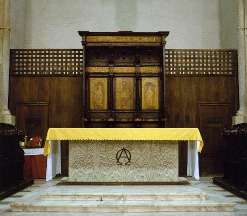 L'altare realizzzato nel contesto dell'intervento di restauro conseguente al rimaneggiamento subito durante la seconda guerra mondiale