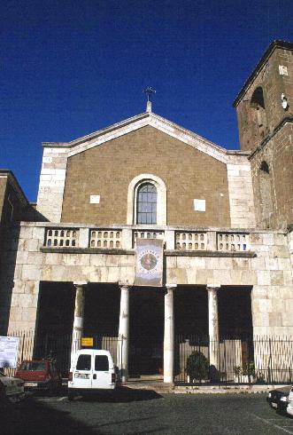 La facciata principale della cattedrale di San Giovanni Evangelista  a Teano