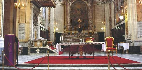 Presbiterio, altare realizzato nel 1964, circa, al centro della tribuna in seguito all'eliminazione della balaustra marmorea verso la navata centrale