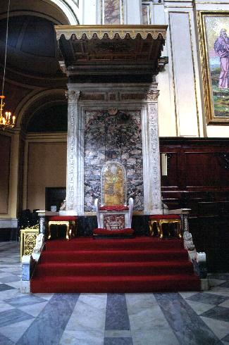 La cattedra episcopale cinquecentesca addossata al pilastro sinistro della spazio absidale