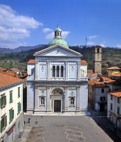 La facciata principale della Chiesa di Santa Maria Assunta a Pontremoli