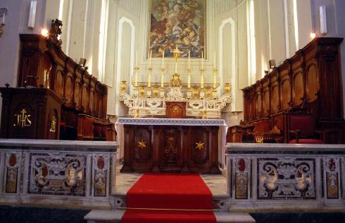 Il presbiterio con l'altare e la cattedra episcopale realizzati nel 1967 mediante il riutilizzo di elementi del coro ligneo; ambone ligneo  (1997)