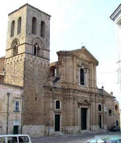 Veduta  angolare della facciata della Chiesa di Santa Maria Assunta  ad Irsina.