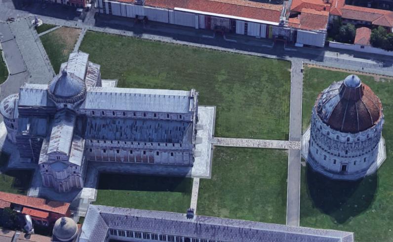 Vista dall'alto della porta nord del battistero di Pisa