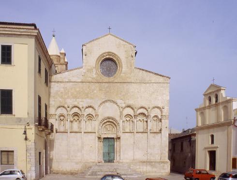La facciata principale della cattedrale di Santa Maria della Purificazione a Termoli