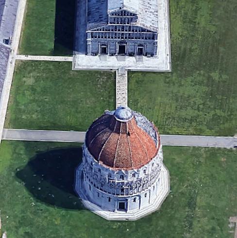 Vista dall'alto della porta ovest del battistero di Pisa