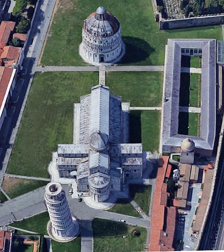 Vista dall'alto della porta est del battistero di Pisa