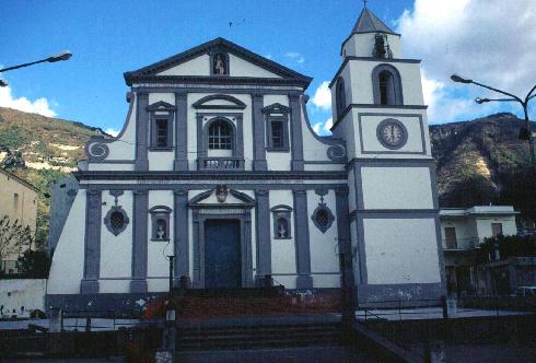 La facciata principale della Chiesa di San Michele arcangelo a Sarno
