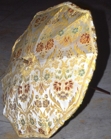 Manif. italiana sec. XX, Ombrellino processionale in tessuto broccato