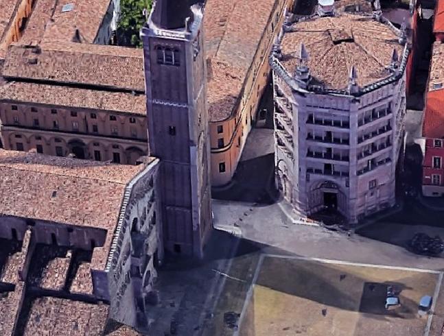 Vista dall'alto della porta nord del battistero di Parma