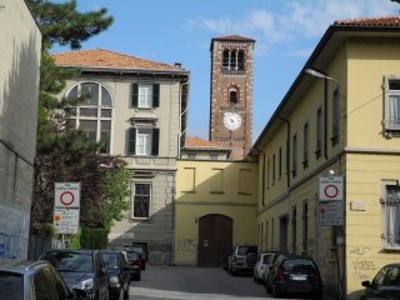 facciata del convento con ingresso della biblioteca