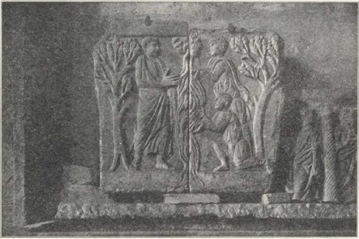 Frammento del sarcofago conservato nel museo di  Arles  con la raffigurazione del battesimo tra due alberi