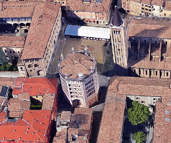 Vista dall'alto della porta sud del battistero di Parma