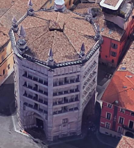Vista dall'alto della porta ovest del battistero di Parma