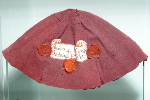 Manifattura veneta sec. XVII, Zucchetto rosso di Gregorio Barbarigo