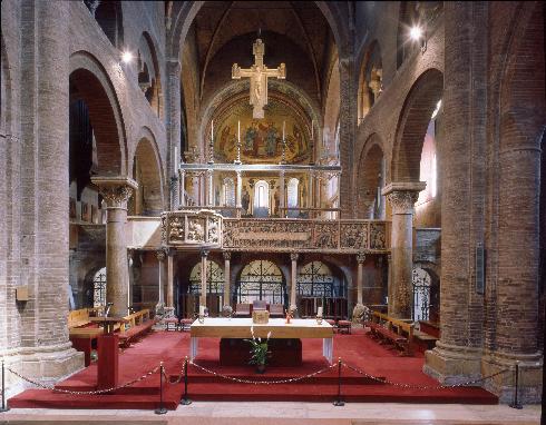 Il presbiterio dopo l'adeguamento liturgico del 1989. 