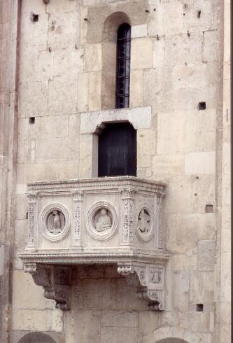 Il pulpito esterno di Giacomo da Ferrara del 1501
