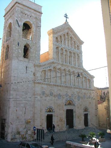 La facciata della cattedrale di Santa Maria Assunta a Cagliari