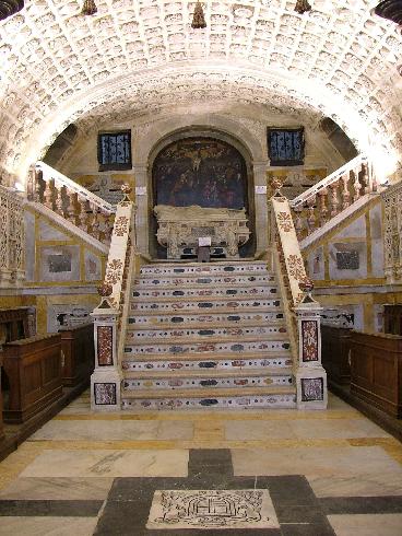 Sotto il presbiterio, il santuario dei Martiri o cripta dell’Arcivescovo Francesco Desquivel, 1618.