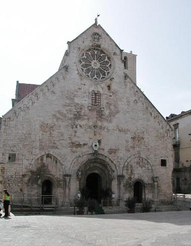 La facciata principale della Chiesa di  Santa  Maria Assunta  a Ruvo di Puglia