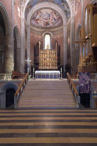 Il presbiterio dopo l'adeguamento liturgico del 2006 