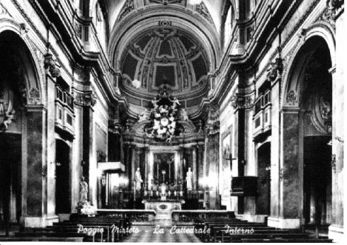 L’interno della cattedrale prima dell’intervento dei lavori per l’adeguamenti liturgico in una cartolina d’epoca 