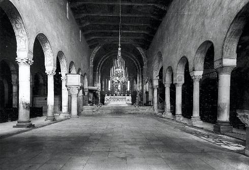 L'interno della cattedrale (1953 c.) prima dell'adeguamento liturgico