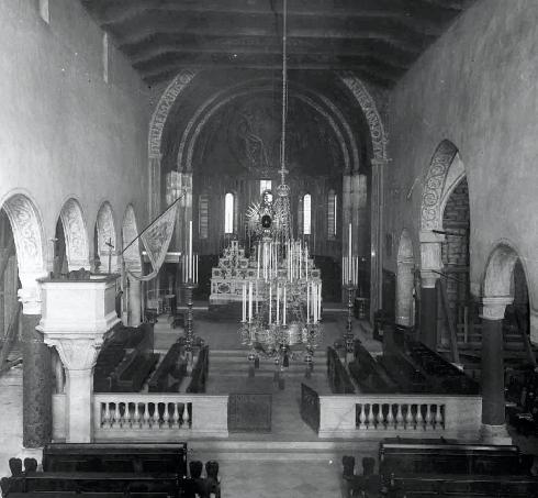 Il presbiterio ottocentesco in un immagine del 1943