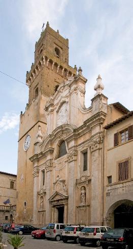 La facciata della cattedrale dei Santi Pietro e Paolo a Pitigliano