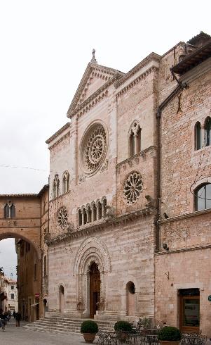 La facciata retrostante della cattedrale di San Feliciano a Foligno