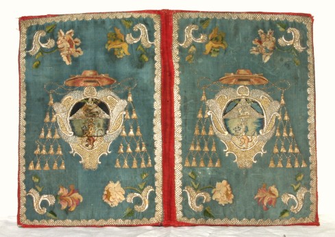 Coperta in tessuto ricamato con stemma di manifattura bolognese, secolo XVIII