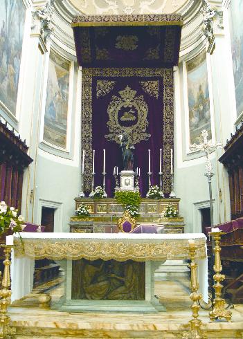 L’altare maggiore della cattedrale 