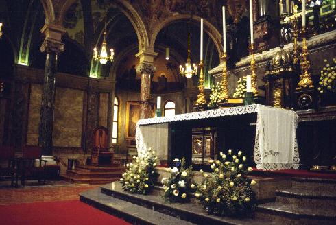 Altare maggiore e sullo sfondo a sinistra cattedra episcopale