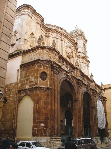 La facciata della cattedrale di San Lorenzo martire a Trapani