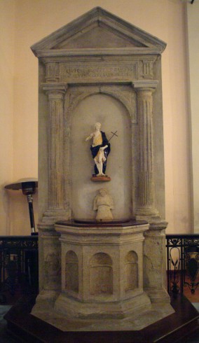 Bottega toscana sec. XV, Fonte battesimale in marmo scolpito con incisione
