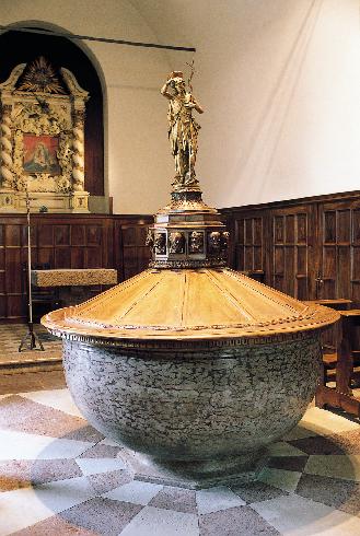 Il fonte battesimale nella cappella di San Martino