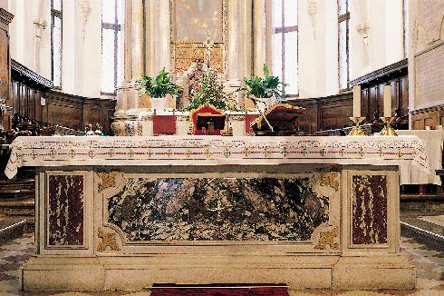 L’altare verso il popolo che riutilizza il paliotto dell’altare maggiore