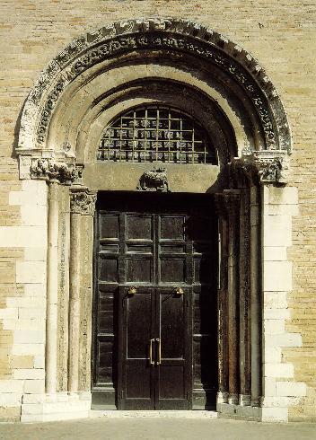 Il portale d’ingresso della cattedrale  di Santa Maria Maggiore a Fano