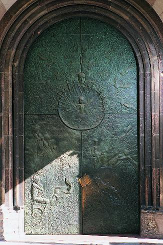 Le ante in bronzo della porta centrale opera di M. Defner(1988)