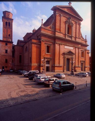 La facciata della cattedrale di San Cassiano a Forlì