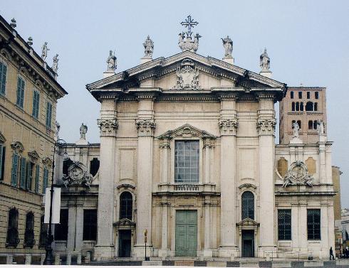 La facciata principale della cattedrale di San Pietro a Mantova