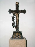Ambito salentino (1900), Croce legno intagliato con stelo di fiori