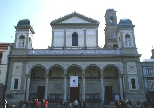 La facciata principale della cattedrale di Santa Maria Assunta in Cielo  a Nola