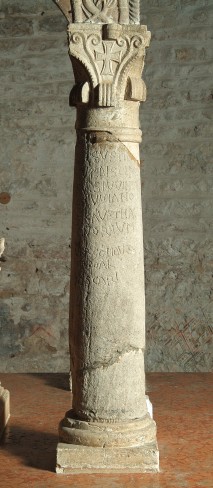 Maestranze lombarde sec. VIII, Colonna con capitello con croce greca