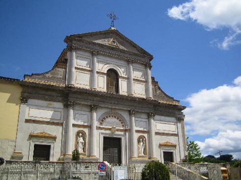 La facciata principale della cattedrale di Santa Maria Assunta ad Avellino