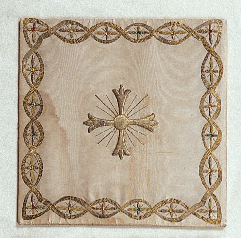 Manif. italiana sec. XIX, Borsa bianca con croce ricamata