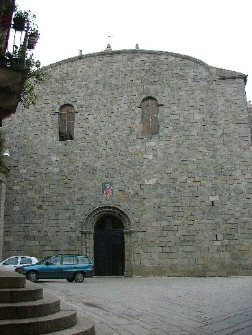 La facciata principale della cattedrale di San Pietro Apostolo a Tempio Pausania 