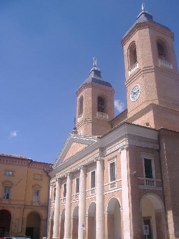 La facciata della cattedrale della Santissima Annunziata a Camerino