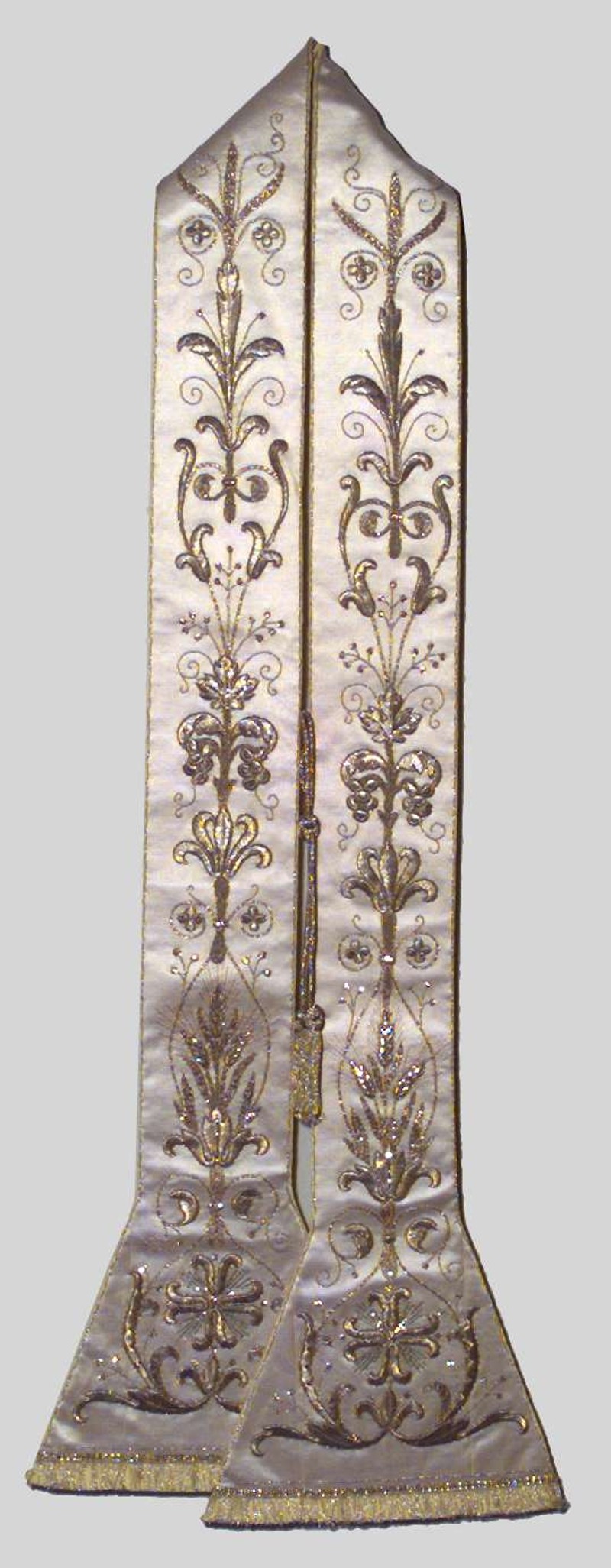 Manifattura italiana sec. XIX, Stola in raso bianco ricamato in filo d'oro